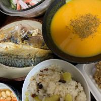 9月22日晩ご飯。さつまいもご飯、もずく酢、鯖味噌焼き、カボチャのポタージュ、納豆。